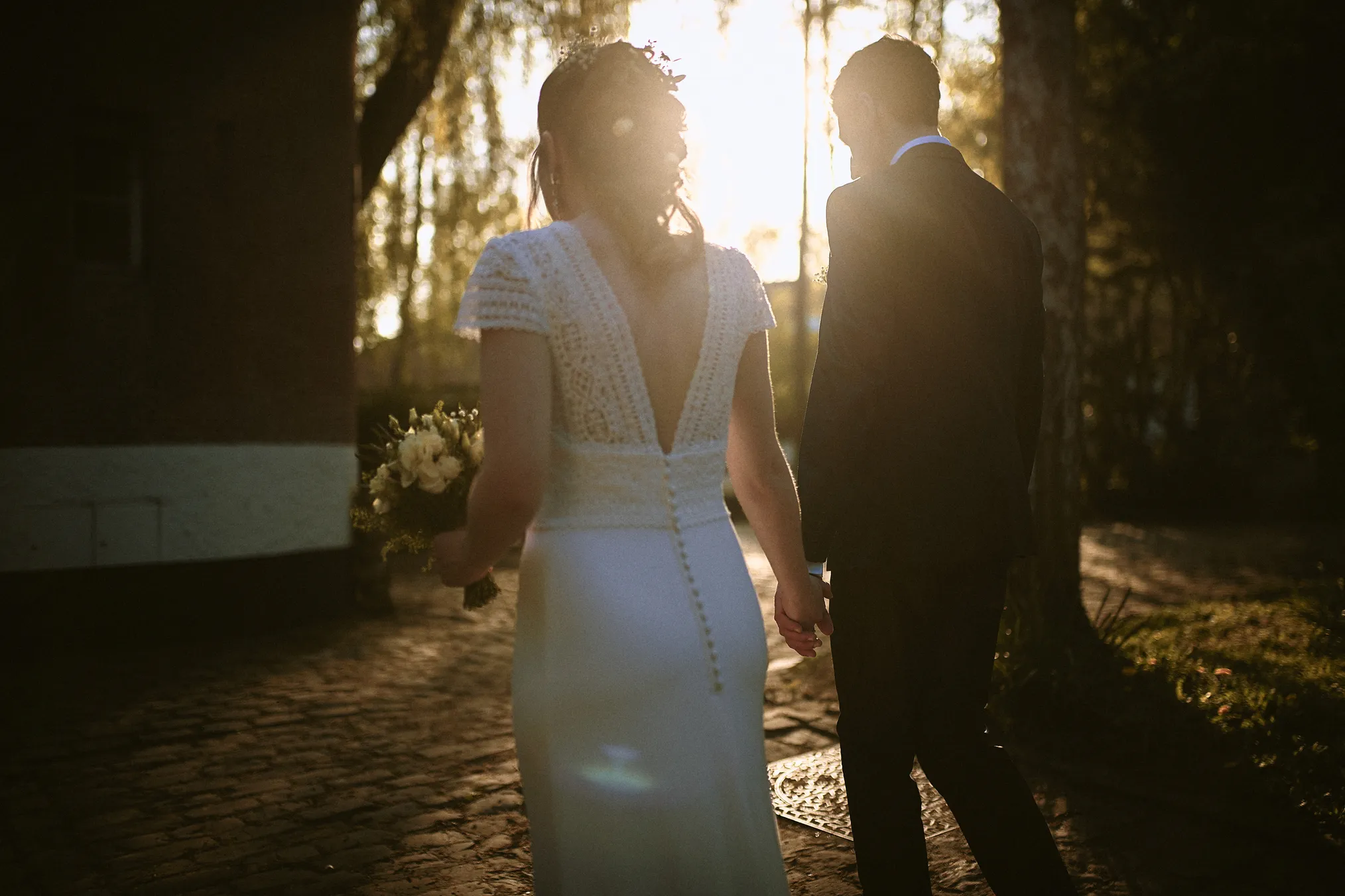 couple de dos avec le soleil en arriere plan sur un mariage a Lille