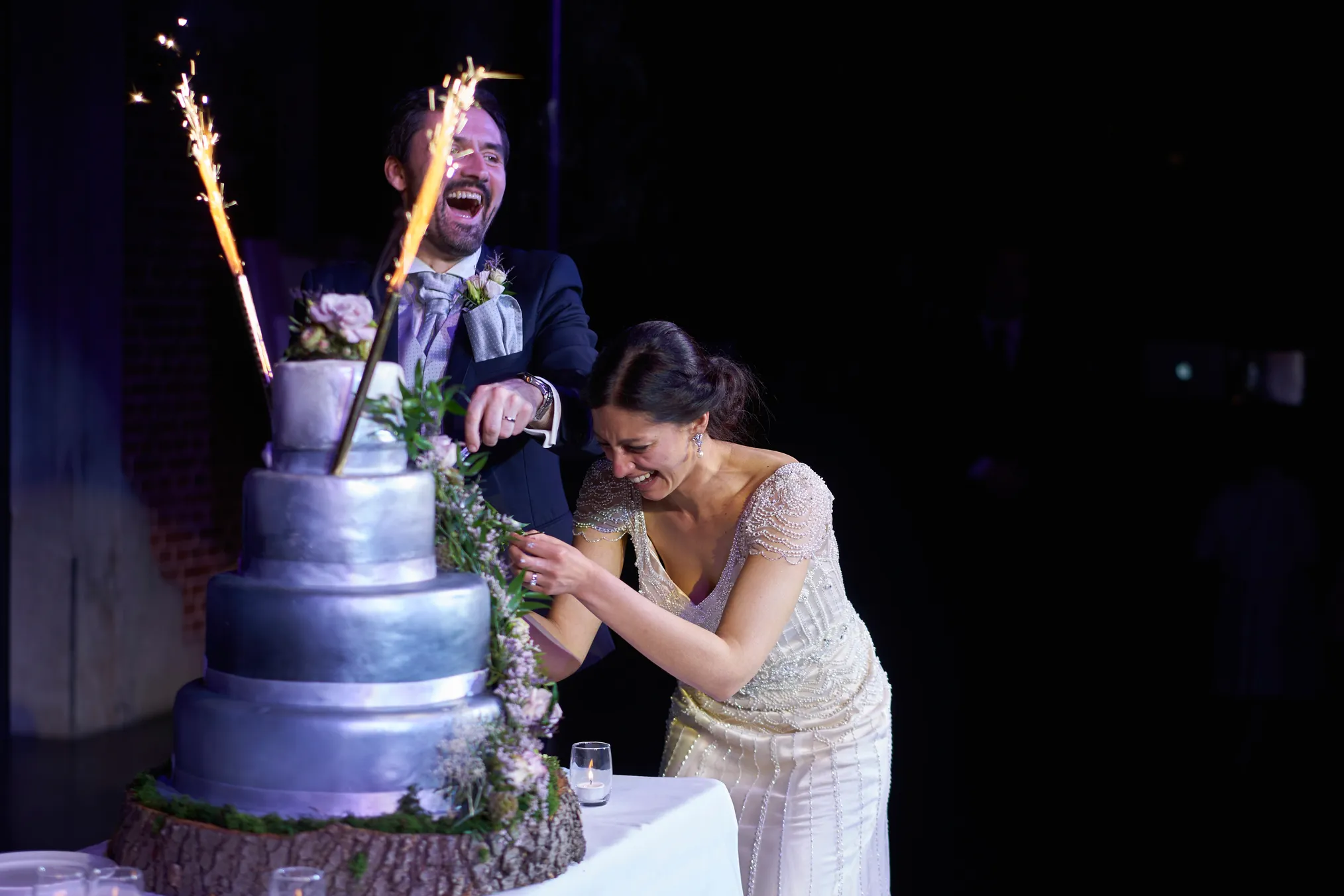 decoupe de gateau en mariage sur lille les maries eclatent de rire