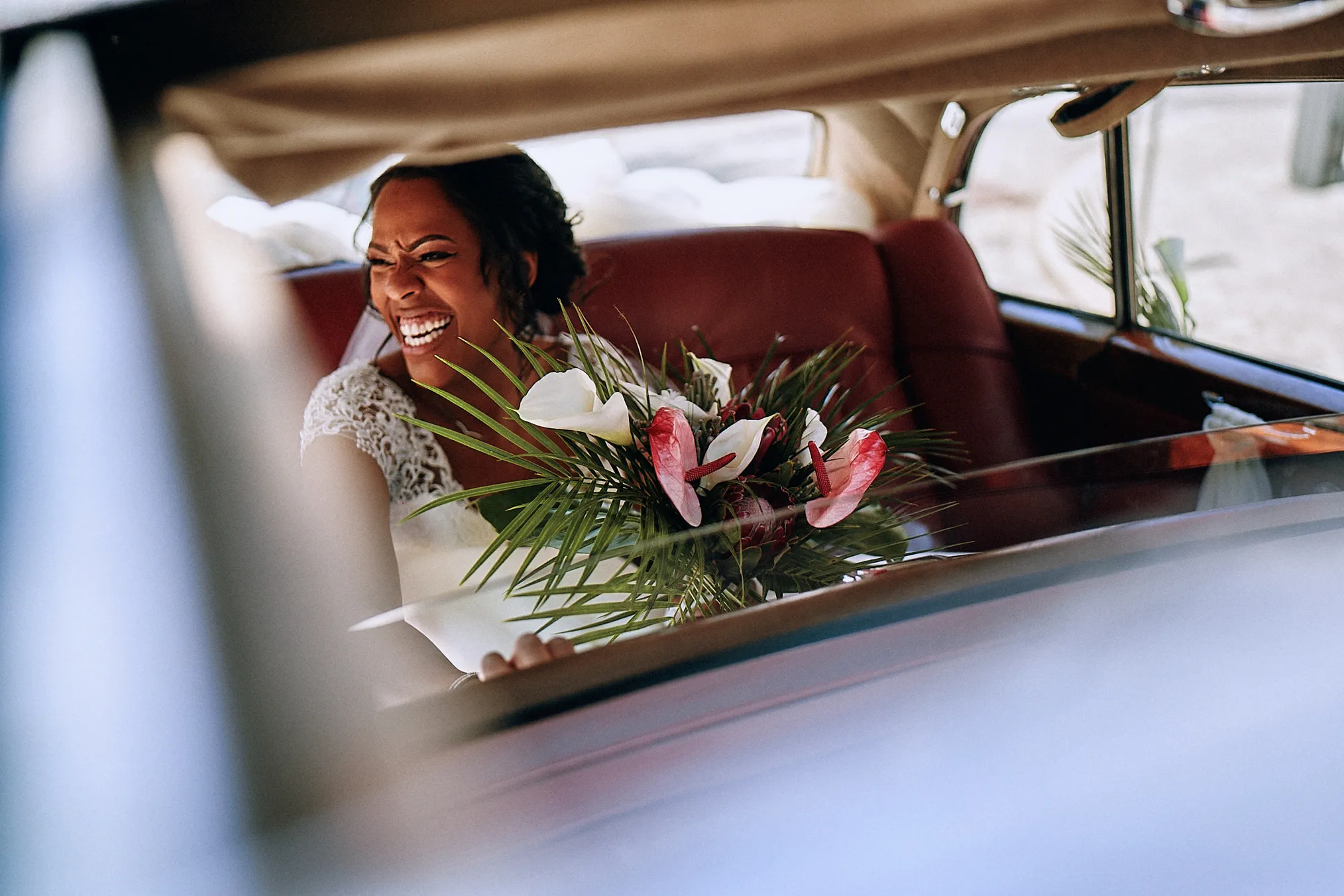 mariee dans la voiture avec un grand sourire LilleMariage
